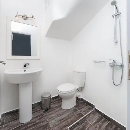Superb Naxos Triple Semi-basement Private Balcony דירה